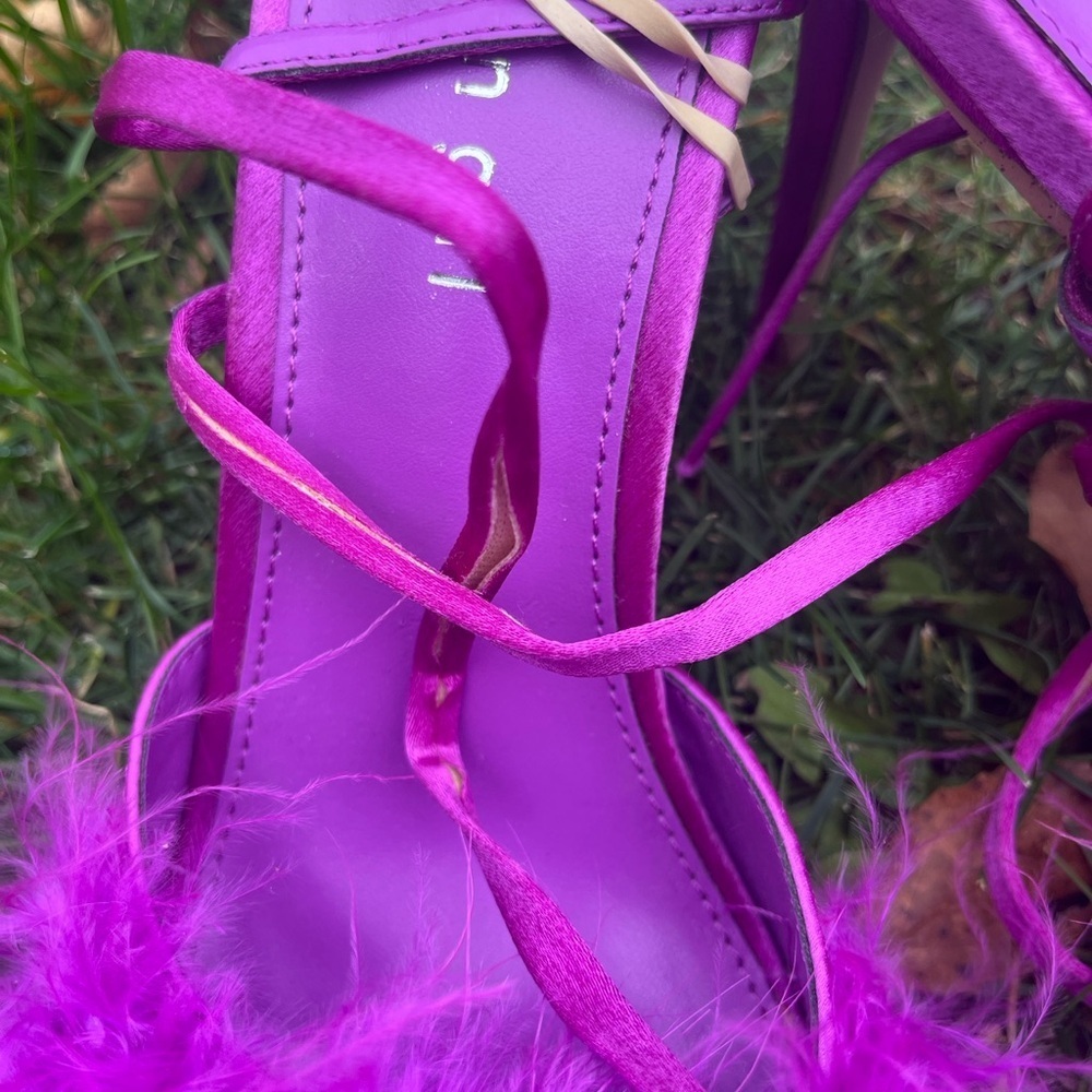 Madden Girl 8 Elegant Pink Feathered Women's Sandals - Picture 4 of 4